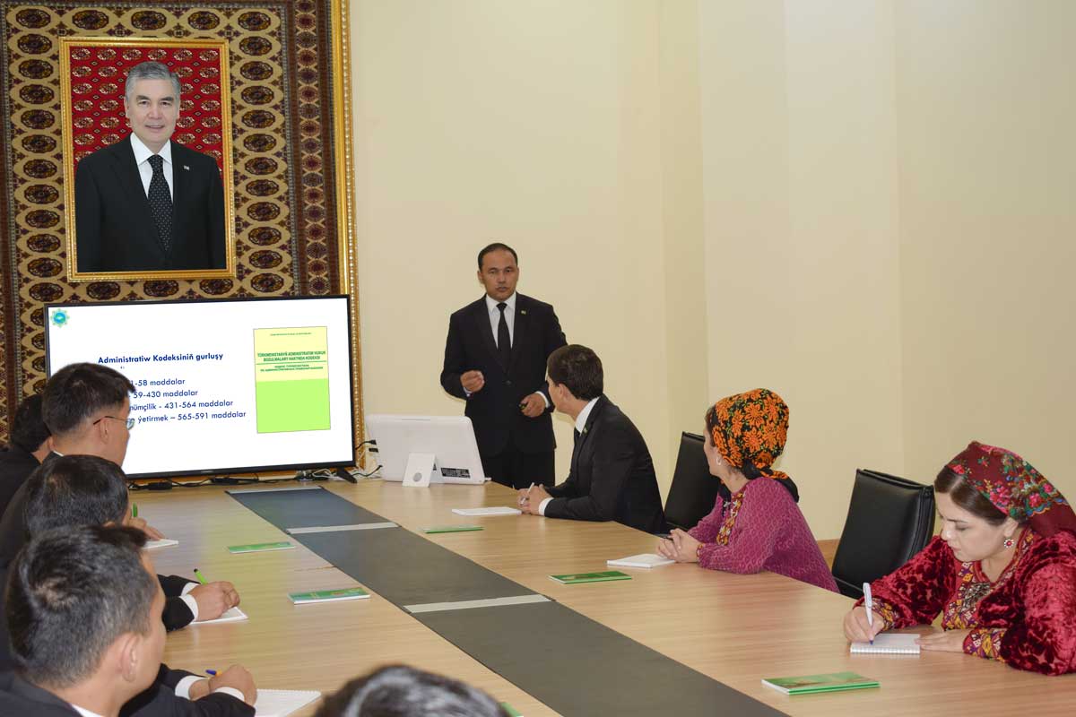 Ýaşlar hünär derejesini ýokarlandyrýarlar