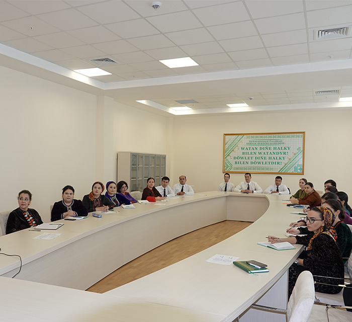 Türkmenistanyň Prezidentiniň ýanyndaky Döwlet gullugy akademiýasynyň wekilleri maliýe we hukuk sowatlylygyny ýokarlandyrmak boýunça okuwlara gatnaşdylar